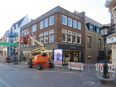 912220 Gezicht op het gerenoveerde pand van Thom Broekman Herenmode (Lange Elisabethstraat 20) te Utrecht en daarachter ...